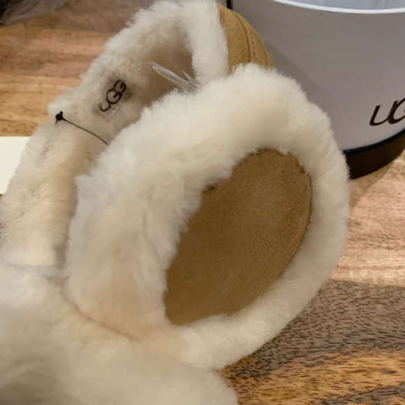 Ugg | Shearling Chestnut Ear Muffs - Picture 4 of 8
